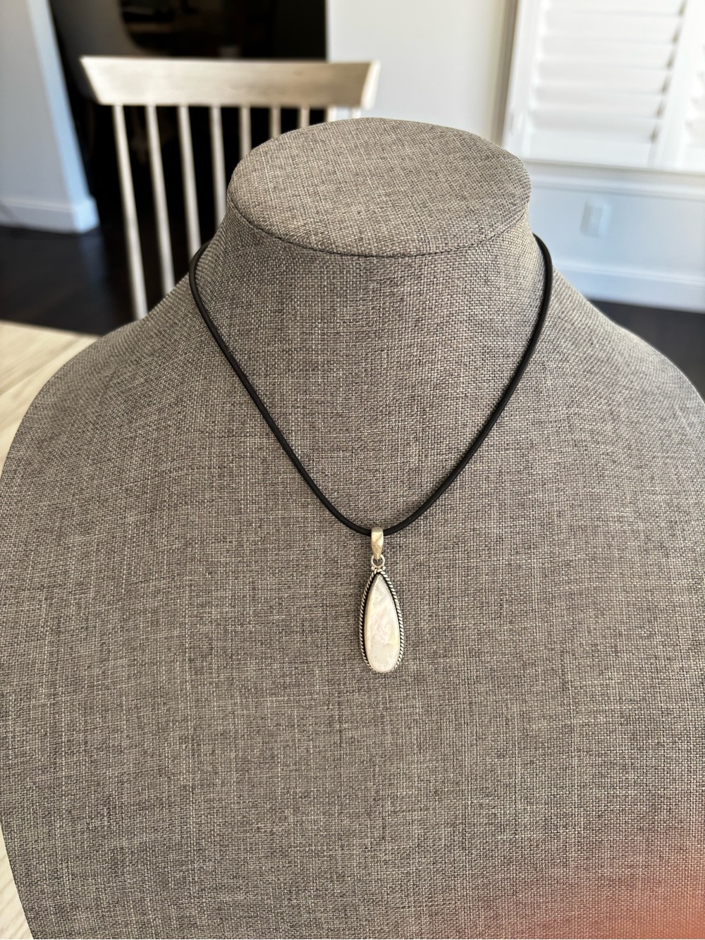 Vintage Mother-of-Pearl Teardrop Pendant Necklace in Black and Silver